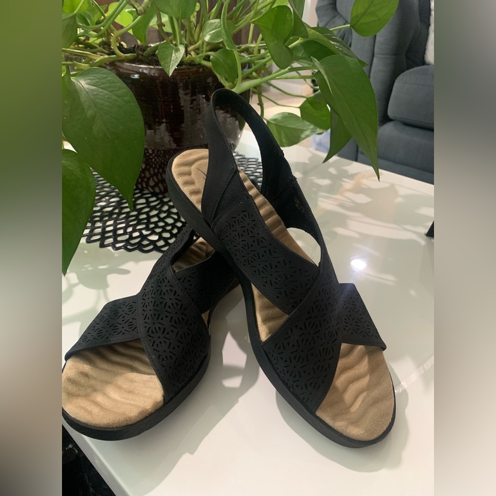 Easy Street women’s Claudia Wedge Sandal size 9, black.